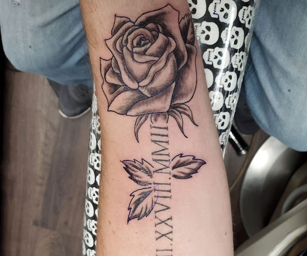 tattoo số la mã hoa hồng độc đáo