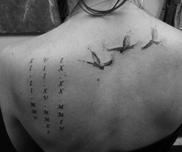 tattoo số la mã và chim độc đáo