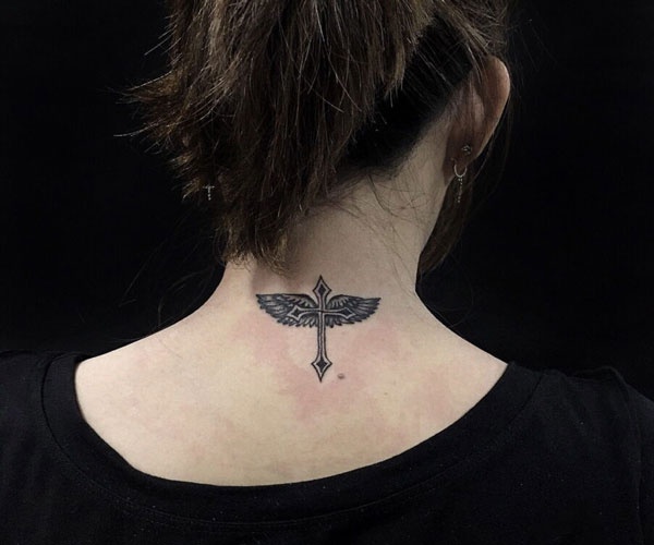tattoo thánh giá sau gáy mini