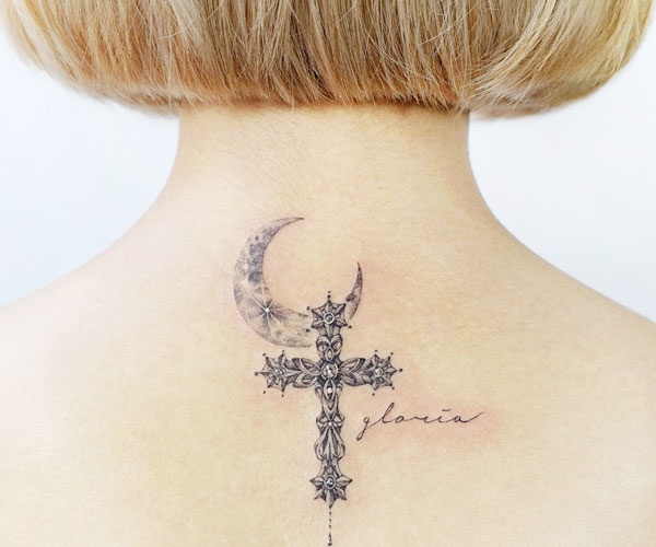 hình tattoo thánh giá sau gáy