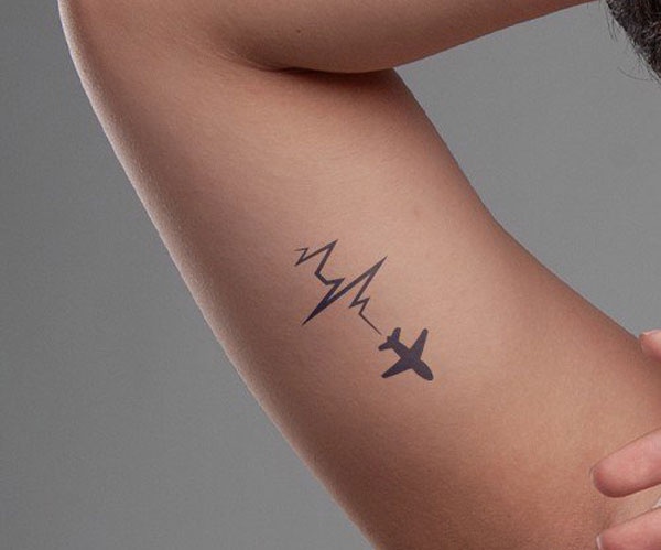 tattoo máy bay đơn giản
