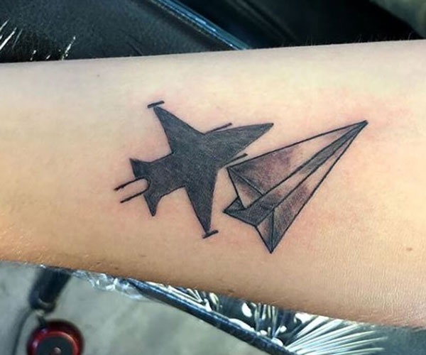 tattoo máy bay giấy độc đáo