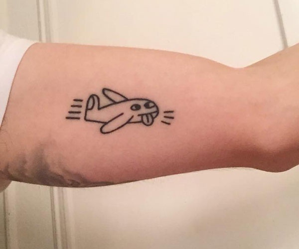 tattoo máy bay hoạt hình độc đáo