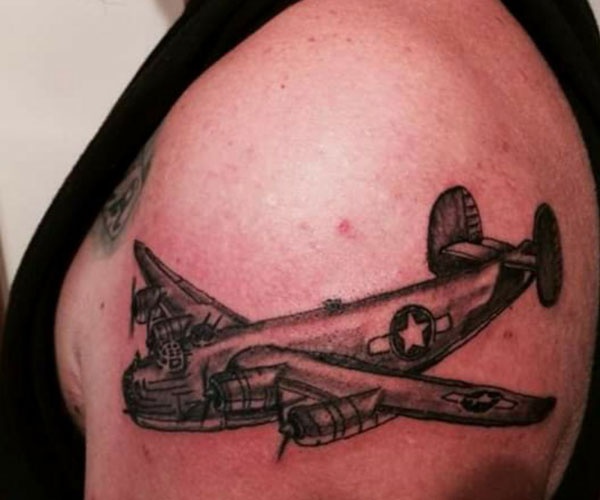 tattoo máy bay ném bom độc đáo