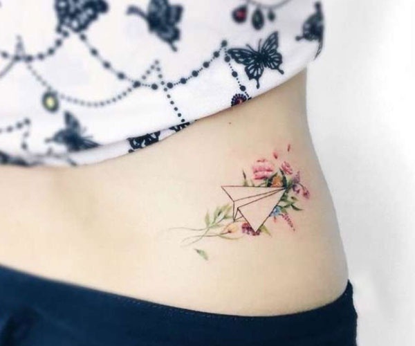 tattoo máy bay và hoa xinh