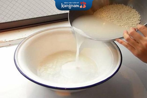 Nước vo gạo chứa nhiều dưỡng chất tốt cho việc trị vết thâm nhưng thường bị bỏ qua