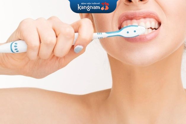 Sau quá trình bọc răng bằng sứ, bạn nên định kỳ đến nha khoa để được kiểm tra thường xuyên