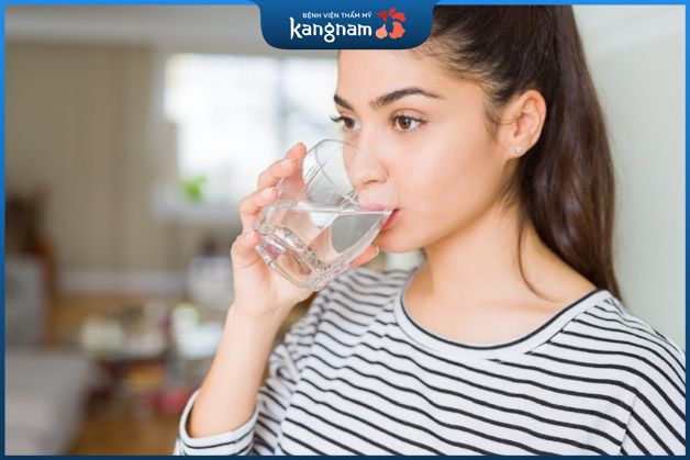 Uống đủ nước cải thiện tình trạng giật mắt