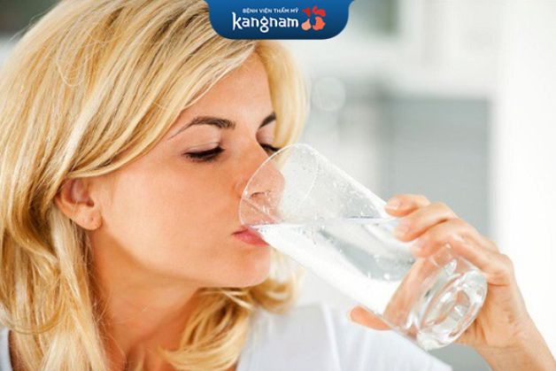 Uống nhiều nước giúp bạn cấp ẩm đủ cho đôi môi hồi phục tốt hơn