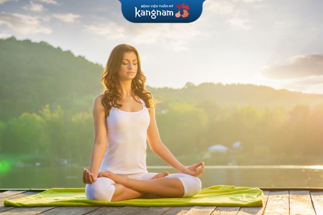 Yoga tăng cường sức khỏe và điều trị mụn ở lưng