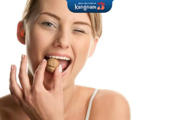 Hạn chế ăn đồ cứng để tránh khiến răng sứt, mẻ