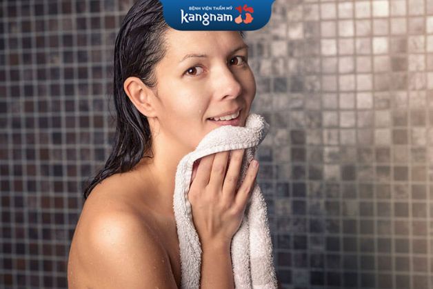 Lau khô người sau khi tắm để tránh vi khuẩn tích tụ, gây mùi cơ thể