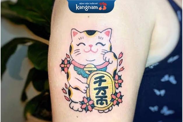 Tattoo mèo giơ tay xinh xắn trên bắp tay
