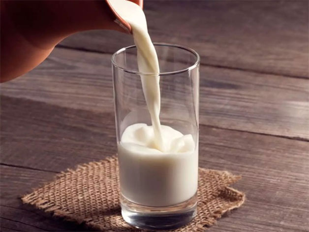 Sau khi cắt mí, bạn hòa toàn có thể uống sữa để bổ sung thêm dưỡng chất cho cơ thể