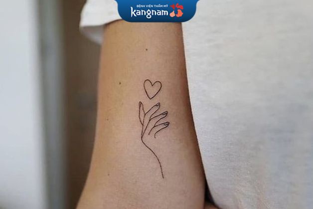 Tattoo mini trên bắp tay cho nam giới