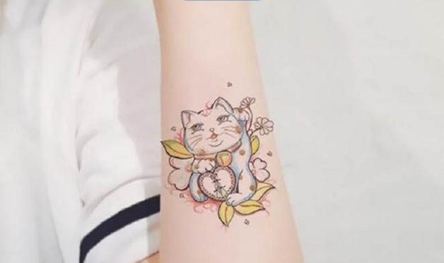 Tattoo mini mèo may mắn nhiều màu sắc