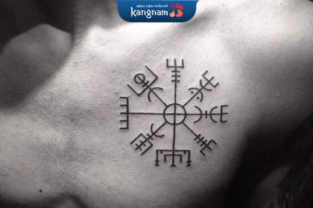Tattoo biểu tượng tȏn giáo đầy bί ẩn ở ngực trái