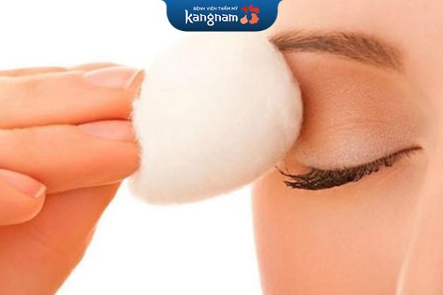 Bạn nên dùng bông gòn thấm nước muối sinh lý để vệ sinh vùng mắt