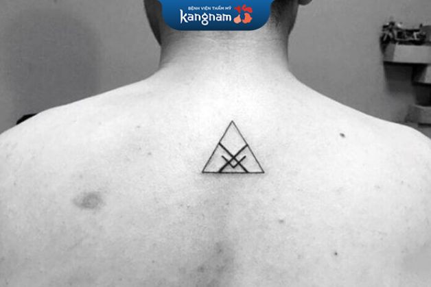 Thiết kế hὶnh xǎm tam giác sau lưng cho nam 