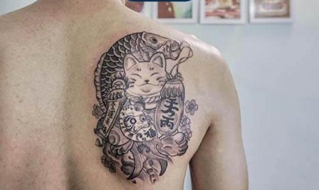 Tattoo mèo và cá chép sau lưng