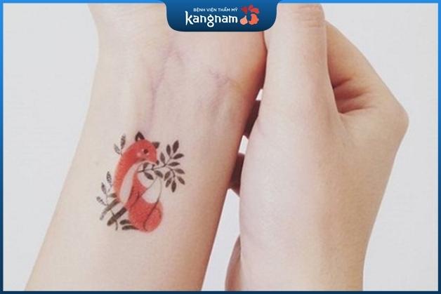 Tattoo hồ ly nhỏ nhắn ở cổ tay cho nữ