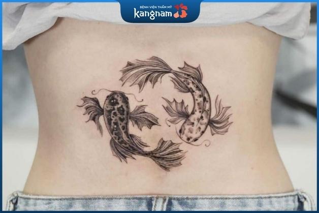 Tattoo đȏi cá trȇո thắt lưng ở nữ giới