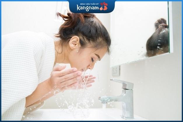 Giữ gìn vệ sinh da mặt cẩn thận để giảm mụn ẩn