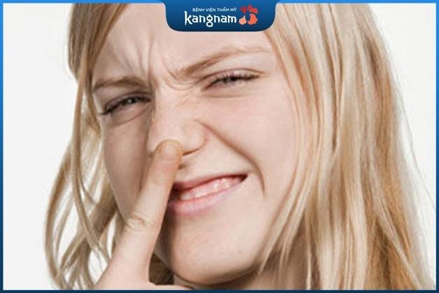 Cách làm sống mũi cao bằng cách cười nhăn mũi