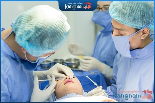Quá trình nâng mũi được thực hiện bởi những bác sĩ có chuyên môn kỹ thuật cao