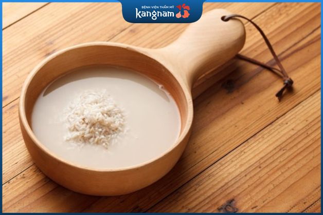Nước vo gạo là một trong những phương pháp truyền thống để làm sáng và trị thâm da