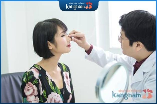 Bác sĩ Thẩm mỹ viện Kangnam tư vấn cho khách hàng