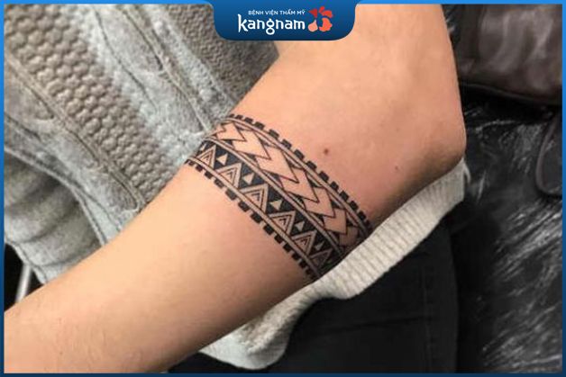 Hὶnh xǎm maories vὸng tay