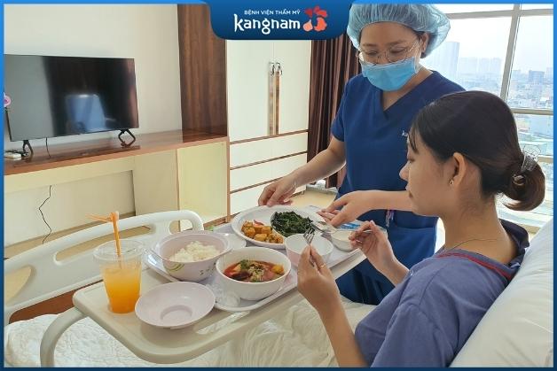 Khách hàng được chăm sóc và ăn uống đầy đủ sau phẫu thuật