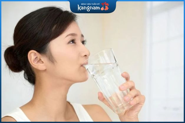 Uống đủ nước để cơ thể loại bỏ mỡ bụng