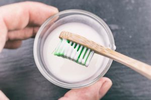 Cách tẩy lông chân bằng kem đánh răng tại nhà hiệu quả