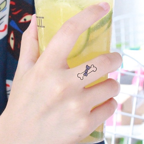 hình xăm nhỏ ở ngón tay