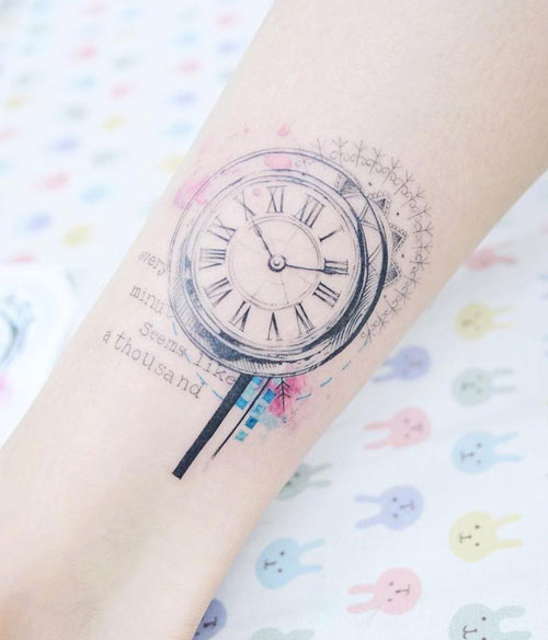 Hình xăm đồng hồ và chữ ở bắp chân có ý nghĩa ” Mỗi phút quý như hàng nghìn phút”