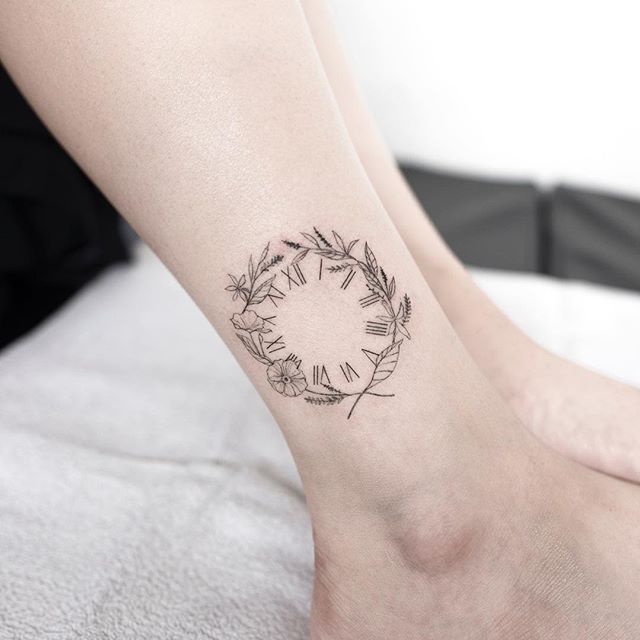 Thiết kế đồng hồ hoa lá bao quanh ở chân