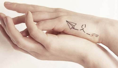 Hình xăm tattoo máy bay mini xinh xắn cùng dòng chữ “let go” đánh dấu một sự khởi đầu mới. Cứ đi là sẽ đến!