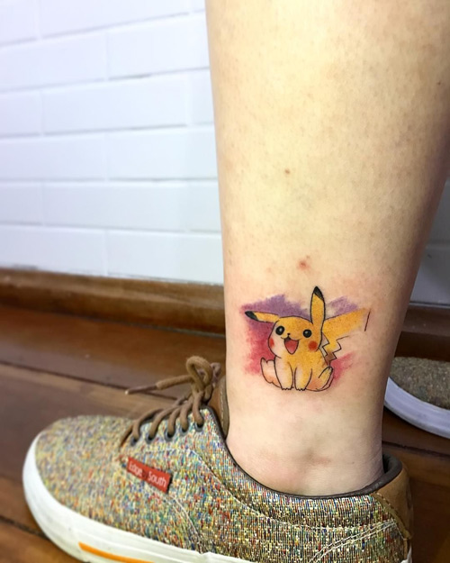 hình xăm pikachu nhỏ ở mắt cá chân