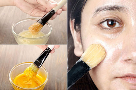 Dùng chổi quét mặt nạ chuyên dạng để làm đẹp da mặt bằng trứng gà