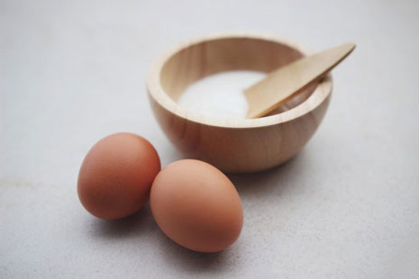 Khi mặt bạn có mụn, bạn không nên sử dụng mặt nạ lòng trắng trứng và sữa chua