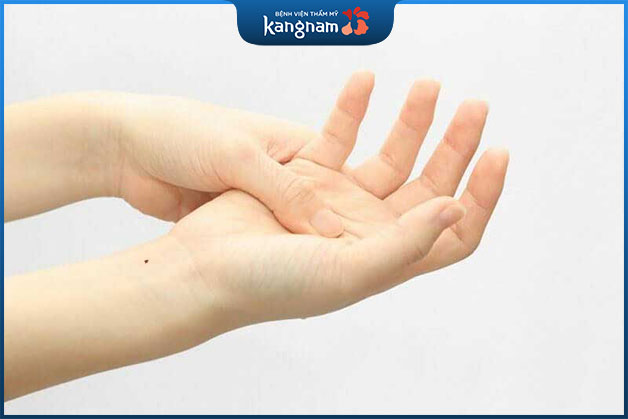 Người sở hữu nốt ruồi ở cổ tay phải thường hay gặp may mắn