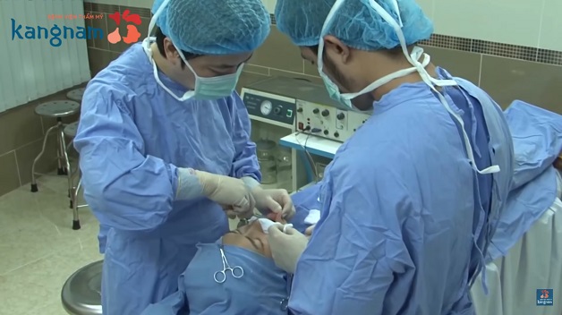 Bác sĩ Bệnh viện Thẩm mỹ Kangnam thực hiện tạo hình cằm cho khách hàng