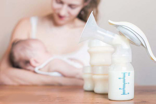 Làm trắng da mặt sau sinh bằng sữa mẹ