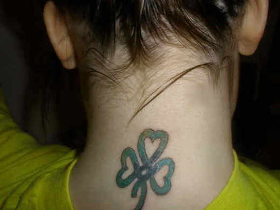tattoo cỏ ba lá ở cổ