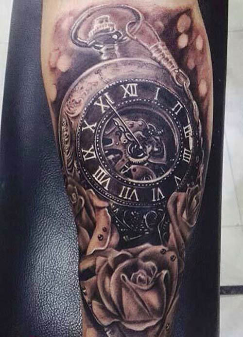 Thiết kế hình xăm chiếc đồng hồ La Mã và bông hoa hồng với nền màu đen