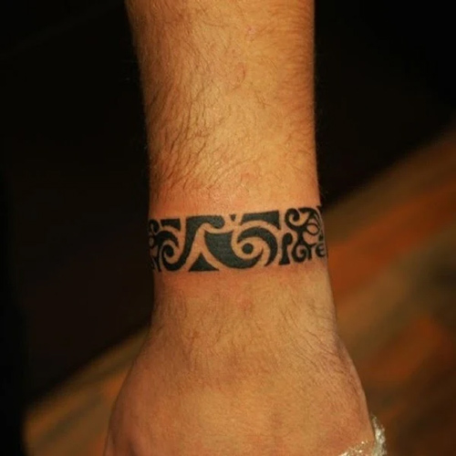 Hình xăm maori ở cổ tay