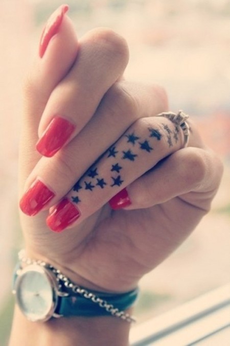 Hình xăm ngôi sao ở ngón tay