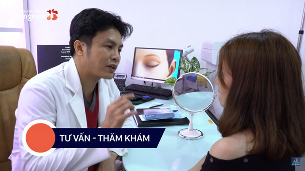 Bác sĩ tại Kangnam tư vấn tận tình cho khách hàng trước khi cắt mí